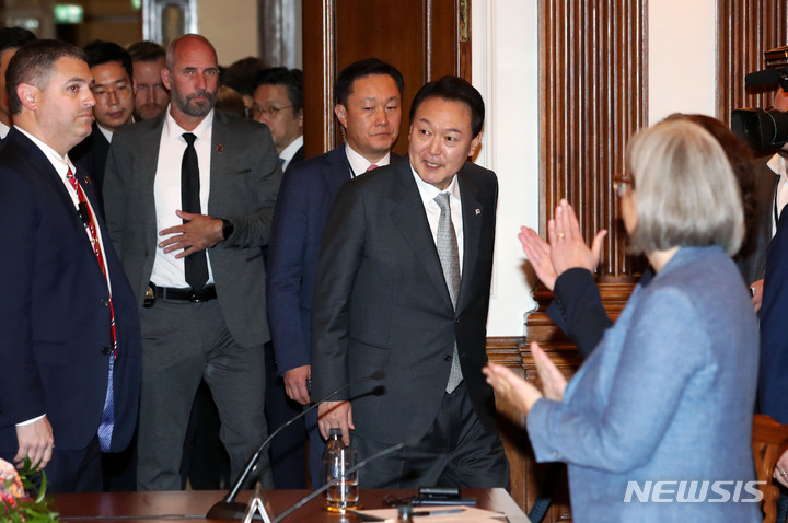 [토론토=뉴시스] 홍효식 기자 = 윤석열 대통령이 22일(현지시간) 토론토 대학교에서 열린 인공지능 전문가 간담회에서 입장하고 있다. 2022.09.23. yesphoto@newsis.com