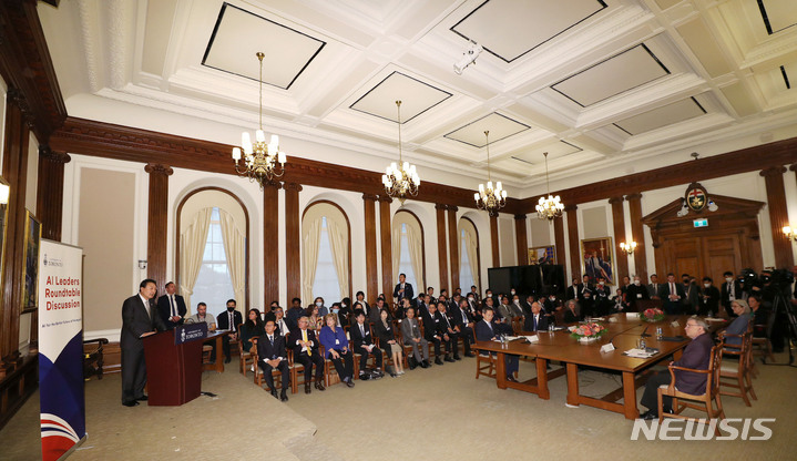 [토론토=뉴시스] 홍효식 기자 = 윤석열 대통령이 22일(현지시간) 토론토 대학교에서 열린 인공지능 전문가 간담회에서 발언하고 있다. 2022.09.23. yesphoto@newsis.com