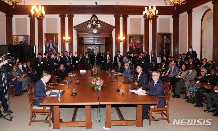 [토론토=뉴시스] 홍효식 기자 = 윤석열 대통령이 22일(현지시간) 토론토 대학교에서 열린 인공지능 전문가 간담회에서 메릭 거틀러 토론토대 총장 개회사를 경청하고 있다. 2022.09.23. yesphoto@newsis.com