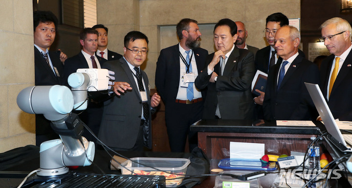 [토론토=뉴시스] 홍효식 기자 = 윤석열 대통령이 22일(현지시간) 토론토 대학교에서 열린 인공지능 전문가 간담회에 앞서 인공지능 고감각 로봇 손 시연을 시찰하고 있다. 2022.09.23. yesphoto@newsis.com