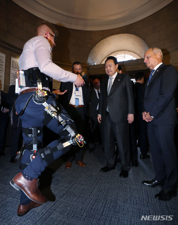 [토론토=뉴시스] 홍효식 기자 = 윤석열 대통령이 22일(현지시간) 토론토 대학교에서 열린 인공지능 전문가 간담회에 앞서 웨어러블 로봇(T-BLUE) 시연을 시찰하고 있다. 2022.09.23. yesphoto@newsis.com