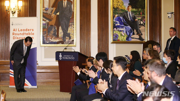[토론토=뉴시스] 홍효식 기자 = 윤석열 대통령이 22일(현지시간) 토론토 대학교에서 열린 인공지능 전문가 간담회에서 발언을 마친 후 인사하고 있다. 2022.09.23. yesphoto@newsis.com
