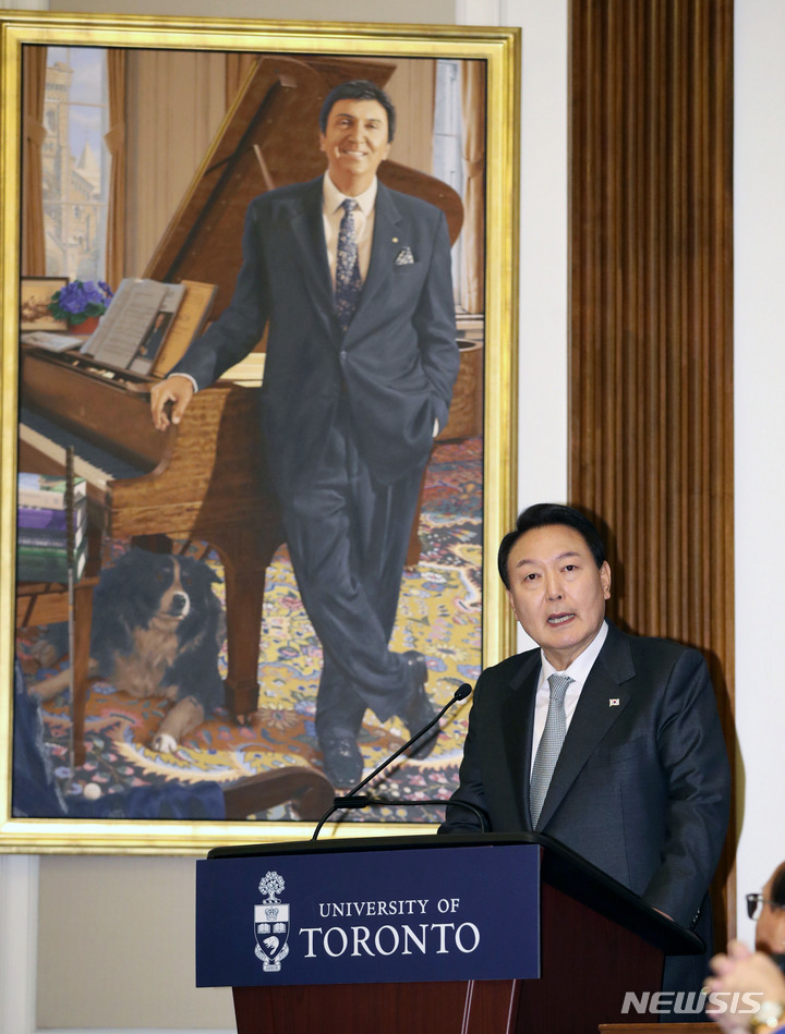 [토론토=뉴시스] 홍효식 기자 = 윤석열 대통령이 22일(현지시간) 토론토 대학교에서 열린 인공지능 전문가 간담회에서 발언하고 있다. 2022.09.23. yesphoto@newsis.com