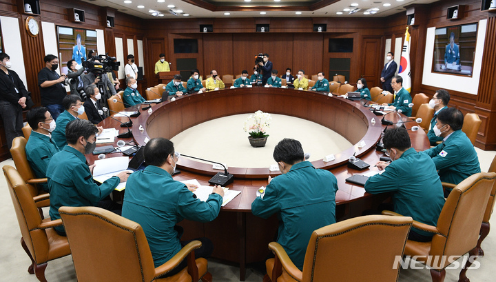 [서울=뉴시스] 배훈식 기자 = 한덕수 국무총리가 23일 오전 서울 종로구 정부서울청사에서 열린 코로나19 중앙안전대책본부 회의를 주재하고 있다. (공동취재사진) 2022.09.23. photo@newsis.com.