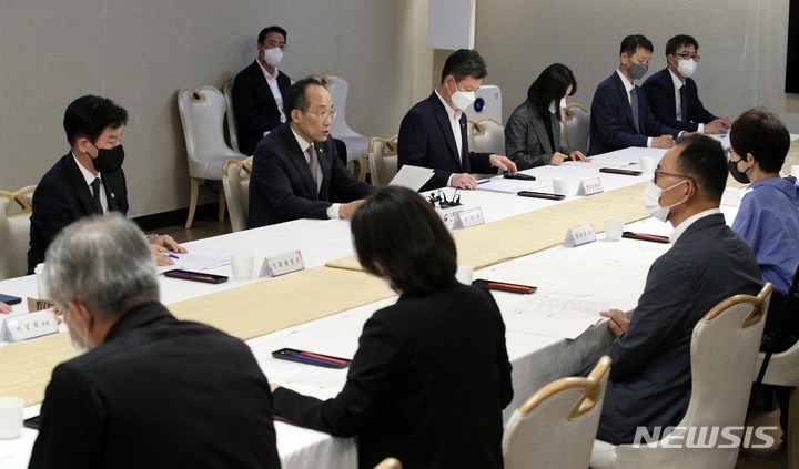 [서울=뉴시스] 배훈식 기자 = 추경호 경제부총리 겸 기획재정부 장관이 23일 오전 서울 종로구 정부서울청사에서 열린 공공기관운영위원회 전체회의에 참석해 발언하고 있다. (공동취재사진) 2022.09.23. photo@newsis.com