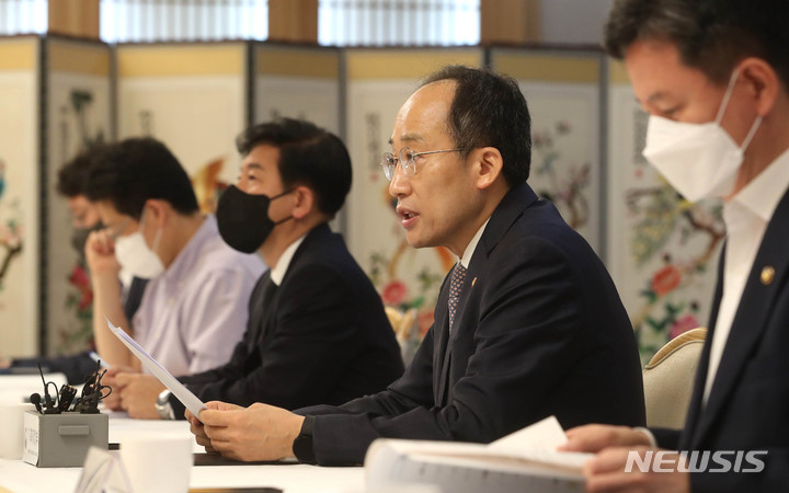 [서울=뉴시스] 배훈식 기자 = 추경호 경제부총리 겸 기획재정부 장관이 23일 오전 서울 종로구 정부서울청사에서 열린 공공기관운영위원회 전체회의에 참석해 발언하고 있다. (공동취재사진) 2022.09.23. photo@newsis.com