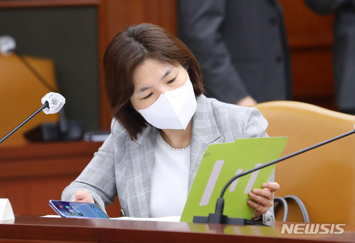 [서울=뉴시스] 배훈식 기자 = 전희경 대통령비서실 정무1비서관이 23일 오전 서울 종로구 정부서울청사에서 열린 국정현안관계장관회의에 참석해 자료를 살피고 있다. 2022.09.23. dahora83@newsis.com