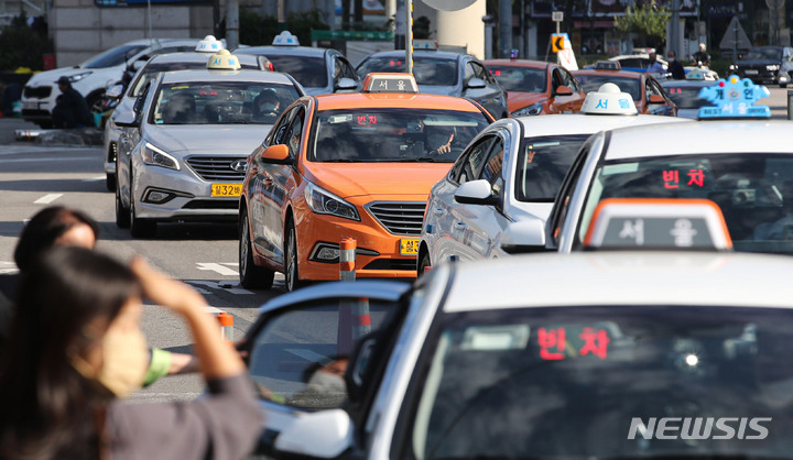 [서울=뉴시스] 권창회 기자 = 택시 기본요금을 4800원으로 올리고 심야할증 탄력요금제를 도입하는 서울시 택시요금 조정안이 서울시의회 상임위원회를 통과했다. 서울 택시요금 조정안은 28일 본회의와 이후 열리는 물가대책심의위원회를 거쳐 최종 확정된다. 사진은 23일 오전 서울 중구 서울역 택시 정류장에서 승객을 태우는 택시 모습. 2022.09.23.kch0523@newsis.com