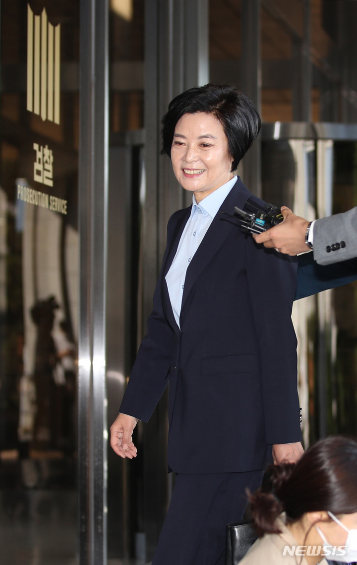 [서울=뉴시스] 김진아 기자 = 청탁을 빌미로 억대 금품을 수수한 의혹 등을 받는 이정근 전 더불어민주당 사무부총장이 조사를 받기 위해 지난 23일 오전 서울 서초구 서울중앙지검으로 출석하고 있다. 2022.09.22. bluesoda@newsis.com