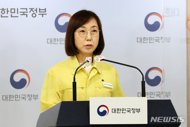 [서울=뉴시스] 배훈식 기자 = 백경란 중앙방역대책본부장(질병관리청장)이 23일 오전 서울 종로구 정부서울청사 브리핑실에서 실외 마스크 의무화 폐지 등 중앙재난안전대책본부 코로나19 대응 정례브리핑을 하고 있다. 2022.09.23. dahora83@newsis.com