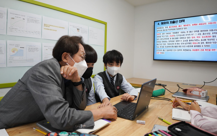 [서울=뉴시스] 서울시교육청은 서울 강남의 개원중·압구정중, 송파의 풍납중·잠신중 등이 2024 하반기 국제바칼로레아(IB) 관심학교로 추가 선정됐다고 29일 발표했다. 사진은 지난 2022년 조희연 서울시교육감이 IB 월드스쿨 인증학교를 찾아 수업을 참관하는 모습. (사진=서울시교육청 제공) 2024.07.29.photo@newsis.com *재판매 및 DB 금지