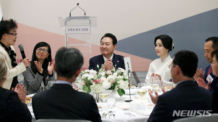 [토론토=뉴시스] 홍효식 기자 = 윤석열 대통령과 부인 김건희 여사가 22일(현지시간) 토론토 한 호텔에서 열린 동포 초청 간담회에서 김정희 토론토 한인회장의 환영사를 경청한 후 박수치고 있다. 2022.09.23. yesphoto@newsis.com