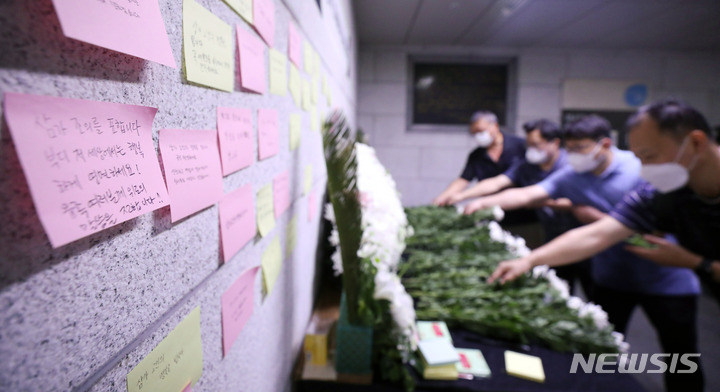 [서울=뉴시스] 추상철 기자 = 서울교통공사노조원들이 지난 23일 오전 서울 중구 시청역에 마련된 '신당역 피해직원 분향소'를 찾아 헌화하고 있다. 2022.09.23. scchoo@newsis.com