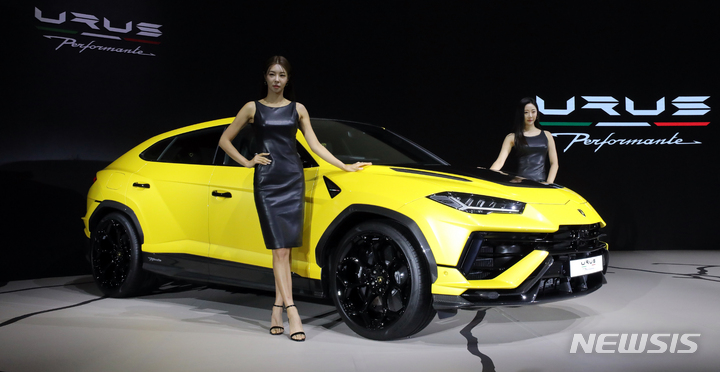 [서울=뉴시스] 김금보 기자 = 23일 오전 서울 서초구 세빛섬에서 열린 람보르기니 우르스 퍼포만테 런칭 행사에서 차량이 공개되고 있다. 2022.09.23. kgb@newsis.com