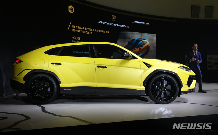 [서울=뉴시스] 김금보 기자 = 23일 오전 서울 서초구 세빛섬에서 열린 람보르기니 우르스 퍼포만테 런칭 행사에서 차량이 공개되고 있다. 2022.09.23. kgb@newsis.com