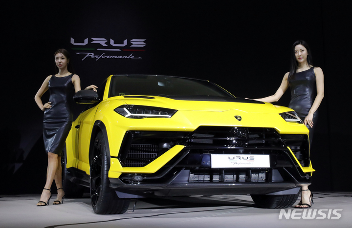 [서울=뉴시스] 김금보 기자 = 23일 오전 서울 서초구 세빛섬에서 열린 람보르기니 우르스 퍼포만테 런칭 행사에서 차량이 공개되고 있다. 2022.09.23. kgb@newsis.com