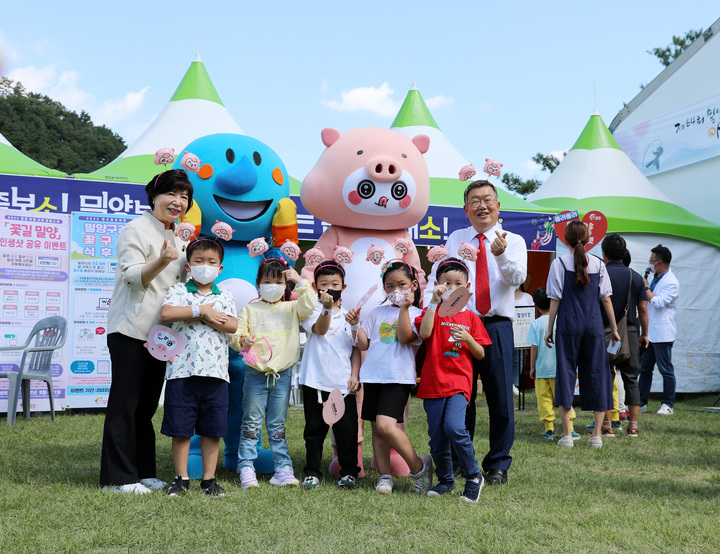 [밀양=뉴시스] 안지율 기자 = '잇다 세계속의 밀양아리랑'이라는 주제로 경남 밀양시 삼문강변에서 열린 제64회 밀양아리랑대축제 둘째 날인 23일 밀양 굿바비 홍보 행사장을 방문한 박일호 시장이 어린이들과 함께하고 있다. 2022.09.23. alk@newsis.com.