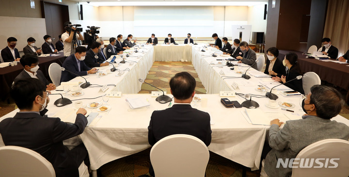 [서울=뉴시스] 추상철 기자 = 이태수 국민연금 기금운용위원장 직무대행이 23일 오후 서울 중구 프레지던트 호텔에서 열린 '국민연금 기금운용위원회'에서 모두발언을 하고 있다. 2022.09.23. scchoo@newsis.com