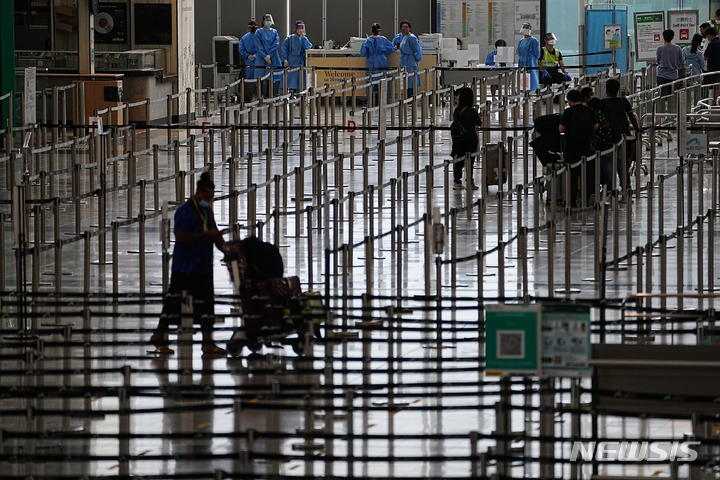 [홍콩=AP/뉴시스] 23일 홍콩 국제공항 입국장에서 승객들이 격리 호텔로 향하는 버스를 기다리고 있다. 존 리 홍콩 행정장관은 오는 26일부터 홍콩 입국자에 대한 호텔 격리 규정을 폐지한다고 밝혔다. 2022.09.23.