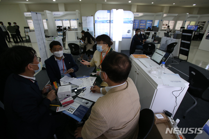 [원주=뉴시스] 김경목 기자 = 23일 오후 해외 바이어와 기업 관계자들이 강원 원주시 의료기기종합지원센터에서 열린 제18회 강원의료기기전시회(GMES2022)에서 통역사의 도움을 받으며 제품 설명과 수출 상담이 이뤄지고 있다. 2022.09.23. photo31@newsis.com