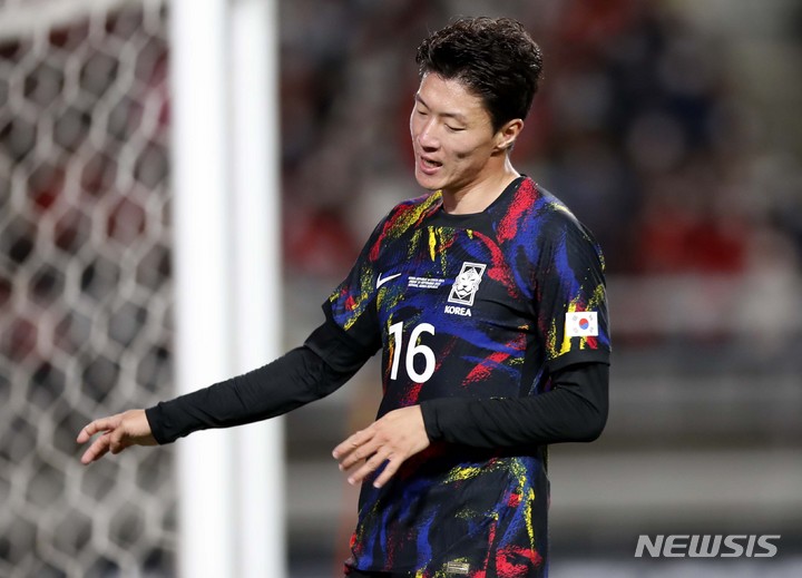 [고양=뉴시스] 정병혁 기자 = 23일 오후 경기 고양시 고양종합운동장에서 열린 하나은행 초청 축구 국가대표팀 평가전 대한민국과 코스타리카의 경기, 황의조가 슛에 실패한 뒤 아쉬워하고 있다. 2022.09.23. jhope@newsis.com