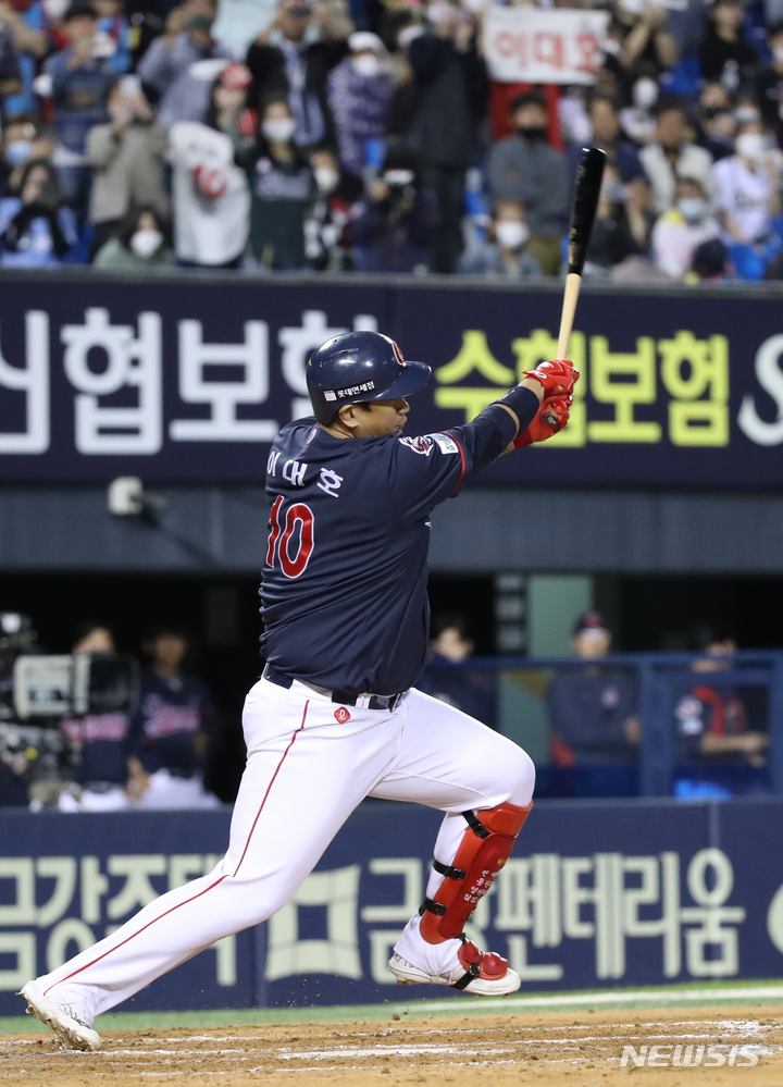 [서울=뉴시스] 조수정 기자 = 23일 오후 서울 송파구 잠실야구장에서 열린 KBO리그 LG트윈스와 롯데자이언츠 경기, 8회초 무사 1,3루 롯데 이대호가 타격하고 있다. 결과는 3루 라인드라이브로 더블아웃. 2022.09.23. chocrystal@newsis.com