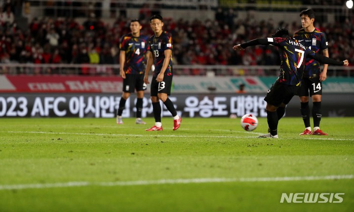 [고양=뉴시스] 백동현 기자 = 23일 오후 경기 고양시 고양종합운동장에서 열린 하나은행 초청 축구 국가대표팀 평가전 대한민국과 코스타리카의 경기, 손흥민이 프리킥을 차고 있다. 2022.09.23. livertrent@newsis.com
