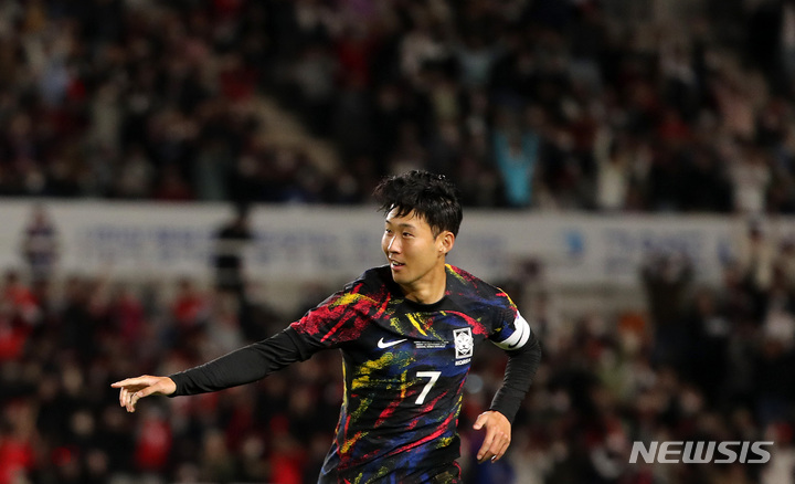 [고양=뉴시스] 백동현 기자 = 23일 오후 경기 고양시 고양종합운동장에서 열린 하나은행 초청 축구 국가대표팀 평가전 대한민국과 코스타리카의 경기, 손흥민이 동점골을 성공시키고 기뻐하고 있다. 2022.09.23. livertrent@newsis.com