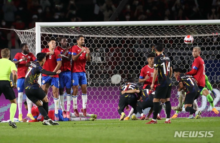[고양=뉴시스] 조성우 기자 = 23일 오후 경기 고양시 고양종합운동장에서 열린 하나은행 초청 축구 국가대표팀 평가전 대한민국과 코스타리카의 경기 후반전, 한국 손흥민이 동점골은 넣고 있다. 2022.09.23. xconfind@newsis.com