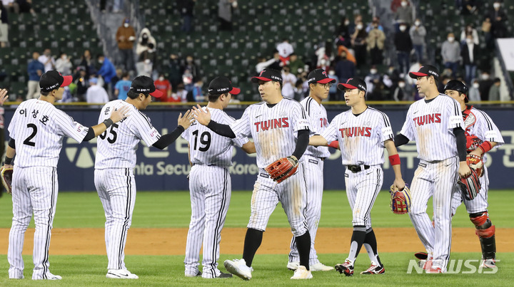 [서울=뉴시스] 조수정 기자 = 23일 오후 서울 송파구 잠실야구장에서 열린 KBO리그 LG트윈스와 롯데자이언츠 경기, 1-0으로 승리한 LG 선수들이 기쁨을 나누고 있다. 2022.09.23. chocrystal@newsis.com
