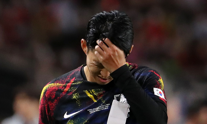 [고양=뉴시스] 조성우 기자 = 23일 오후 경기 고양시 고양종합운동장에서 열린 하나은행 초청 축구 국가대표팀 평가전 대한민국과 코스타리카의 경기, 2-2 무승부로 끝난 뒤 한국 손흥민이 아쉬워하고 있다. 2022.09.23. xconfind@newsis.com