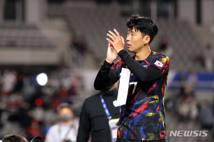 [고양=뉴시스] 백동현 기자 = 23일 오후 경기 고양시 고양종합운동장에서 열린 하나은행 초청 축구 국가대표팀 평가전 대한민국과 코스타리카의 경기 종료 후 손흥민이 관중들에게 인사하고 있다. 2022.09.23. livertrent@newsis.com