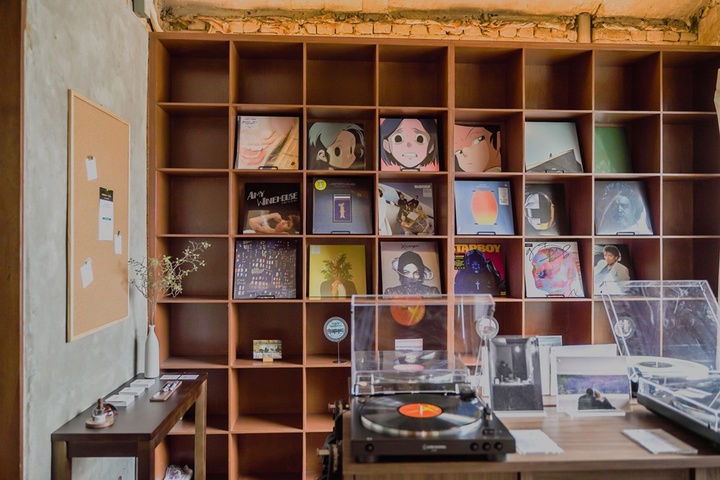 후지필름 팝업 '영감의 방' 중 2층 '영감의 소통' 공간의 'LP 음악 감상실' *재판매 및 DB 금지