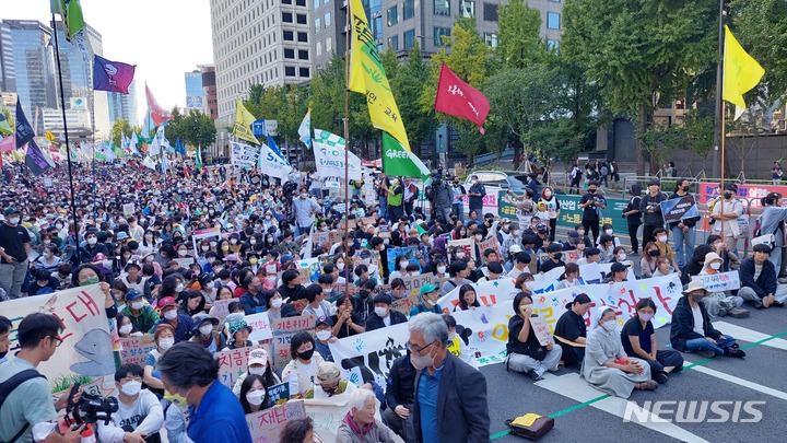 [서울=뉴시스] 윤정민 기자 = 기후정의행진은 24일 오후 3시 서울 중구 시청역 인근에서 '기후 재난, 이대로 살 수 없다'는 슬로건을 내걸고 대규모 집회와 행진을 진행했다. 2022.09.24 alpaca@newsis.com