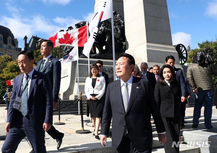 [오타와=뉴시스] 홍효식 기자 = 윤석열 대통령과 부인 김건희 여사가 23일(현지시간) 오타와 전쟁기념비에서 헌화한 뒤 이동하고 있다. 2022.09.24. yesphoto@newsis.com