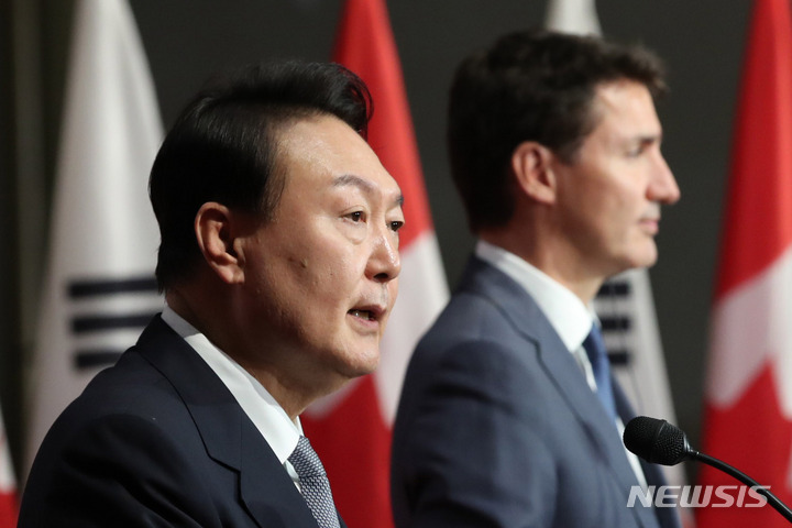 [오타와=뉴시스] 홍효식 기자 = 윤석열 대통령이 23일(현지시간) 오타와 존 알렉산더 맥도널드 경 빌딩에서 열린 한-캐나다 정상 공동 기자회견에서 발언하고 있다. 2022.09.24. yesphoto@newsis.com