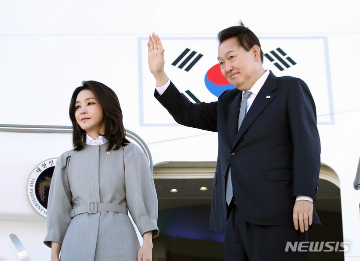 [오타와=뉴시스] 홍효식 기자 = 영국·미국·캐나다 순방을 마친 윤석열 대통령과 부인 김건희 여사가 23일(현지시간) 오타와 국제공항에서 공군 1호기 탑승 전 손 흔들어 인사하고 있다. 2022.09.24. yesphoto@newsis.com