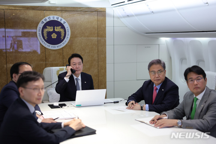 [오타와=뉴시스] 홍효식 기자 = 영국·미국·캐나다 순방을 마친 윤석열 대통령이 23일(현지시간) 오타와 국제공항 공군 1호기에서 이륙 전 안보상황점검회의를 주재하고 있다. 2022.09.24. yesphoto@newsis.com