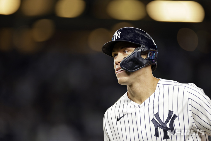 [뉴욕=AP/뉴시스] 뉴욕 양키스의 애런 저지가 24일(한국시간) 미국 뉴욕 브롱크스 양키 스타디움에서 열린 보스턴 레드삭스와 2022 MLB 홈경기에서 3회 말 자신의 타구가 좌익수에게 잡힌 뒤 아쉬운 표정을 짓고 있다. 2022.09.24.