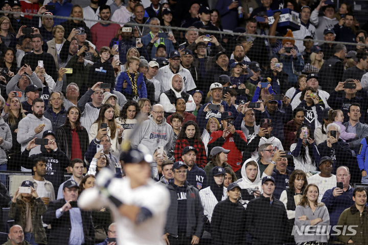 [뉴욕=AP/뉴시스] 뉴욕 양키스의 팬들이 24일(한국시간) 미국 뉴욕 브롱크스 양키 스타디움에서 열린 보스턴 레드삭스와 2022 MLB 홈경기에서 3회 말 애런 저지가 타석에 들어서자 사진을 찍으며 응원하고 있다. 2022.09.24.