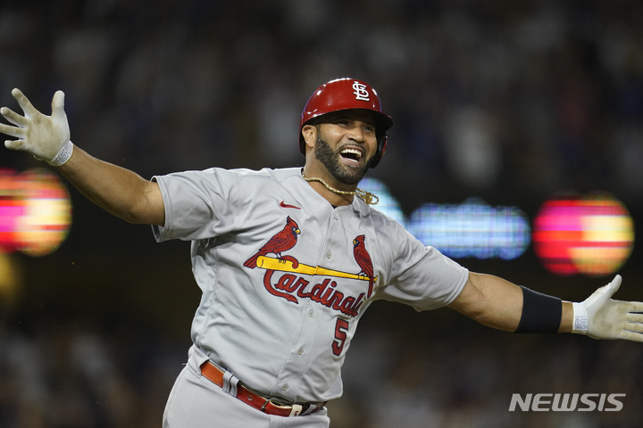 [로스앤젤레스=AP/뉴시스] 세인트루이스 카디널스의 앨버트 푸홀스가 24일(한국시간) 미국 캘리포니아주 로스앤젤레스의 다저 스타디움에서 열린 LA 다저스와 2022 MLB 홈경기에서 4회 초 홈런을 터뜨리며 자신의 통산 700홈런을 달성한 뒤 환호하고 있다. 2022.09.25.
