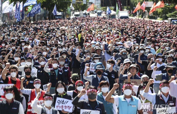 [서울=뉴시스] 김근수기자 = 전국민주노동조합총연맹 조합원들이 24일 오후 서울 용산구 삼각지역 앞에서 '윤석열 정부의 노동개악 저지' 조합원 총궐기 선포 결의대회에서 구호를 외치고 있다. 2022.09.24. ks@newsis.com