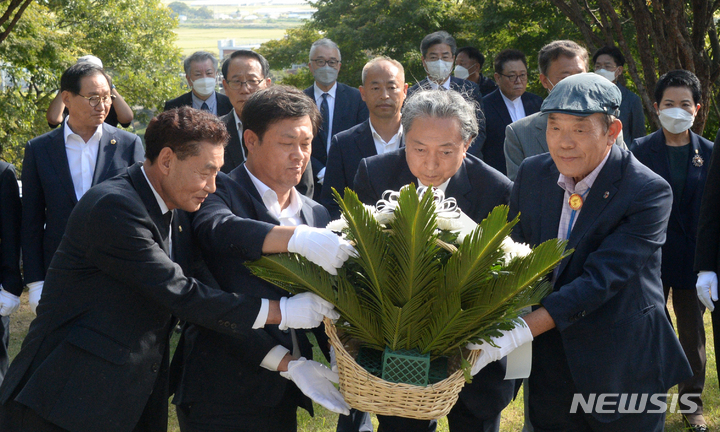 [정읍=뉴시스] 김얼 기자 = 하토야마 유키오 전 일본 총리(왼쪽 세번째)와 이학수 정읍시장(왼쪽 두번째)을 비롯한 관계자들이 24일 전북 정읍시 태인면에 위치한 태인 3·1운동 기념탑을 방문해 헌화하고 있다. 2022.09.24. pmkeul@newsis.com