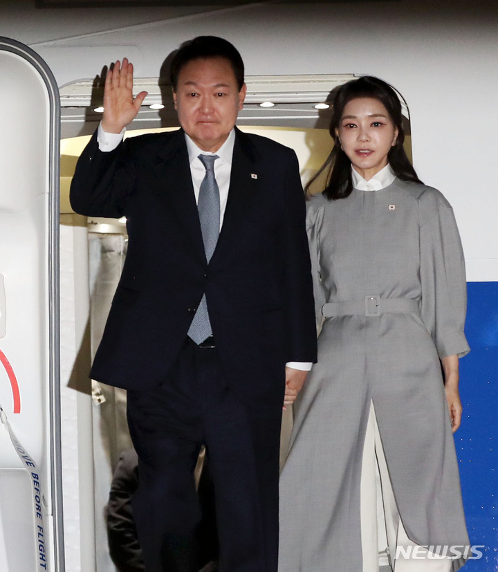 [성남=뉴시스] 홍효식 기자 = 영국, 미국, 캐나다 순방을 마친 윤석열 대통령과 부인 김건희 여사가 24일 경기도 성남 서울공항에 도착해 공군 1호기에서 내리고 있다. 2022.09.24. yesphoto@newsis.com
