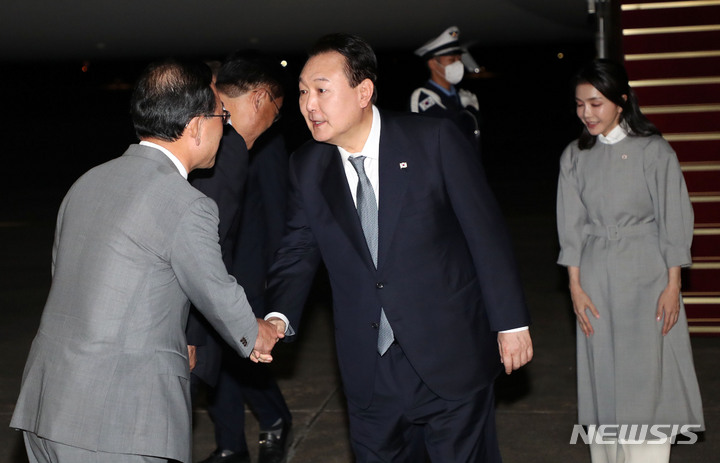 [성남=뉴시스] 홍효식 기자 = 영국, 미국, 캐나다 순방을 마친 윤석열 대통령이 24일 경기도 성남 서울공항에 도착해 공군 1호기에서 내려 마중 나온 주호영 국민의힘 원내대표와 인사하고 있다. 2022.09.24. yesphoto@newsis.com