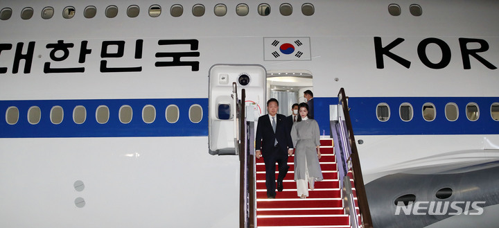 [성남=뉴시스] 홍효식 기자 = 영국, 미국, 캐나다 순방을 마친 윤석열 대통령과 부인 김건희 여사가 24일 경기도 성남 서울공항에 도착해 공군 1호기에서 내리고 있다. 2022.09.24. yesphoto@newsis.com