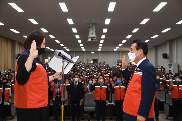 자원봉사자 대표가 백성현 논산시장(사진 오른쪽) 앞에서 자원봉사 선서를 하고 있다. 2022. 09. 25. 논산시 *재판매 및 DB 금지