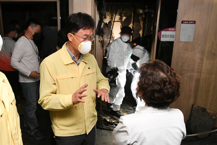 [안산=뉴시스] 이민근 경기 안산시장이 25일 고려대 안산병원 화재 현장을 점검하고 있다. (사진=안산시 제공) 2022.09.25. photo@newsis.com *재판매 및 DB 금지