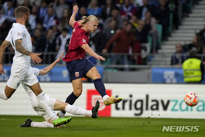 [류블랴나=AP/뉴시스] 노르웨이의 엘링 홀란(오른쪽)이 25일(한국시간) 슬로베니아 류블랴나의 슈타디온 스토지체에서 열린 슬로베니아와 2022~23 유럽축구연맹 네이션스리그 B그룹 4조 원정 5차전에서 유효슈팅을 날리고 있다. 2022.09.25.