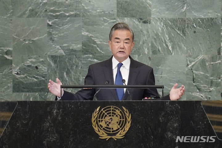 [뉴욕=AP/뉴시스]왕이 당시 중국 외교 담당 국무위원 겸 외교부장이 지난해 9월24일(현지시간) 미국 뉴욕 유엔 본부에서 열린 제77차 유엔총회에 참석해 연설하고 있다. 